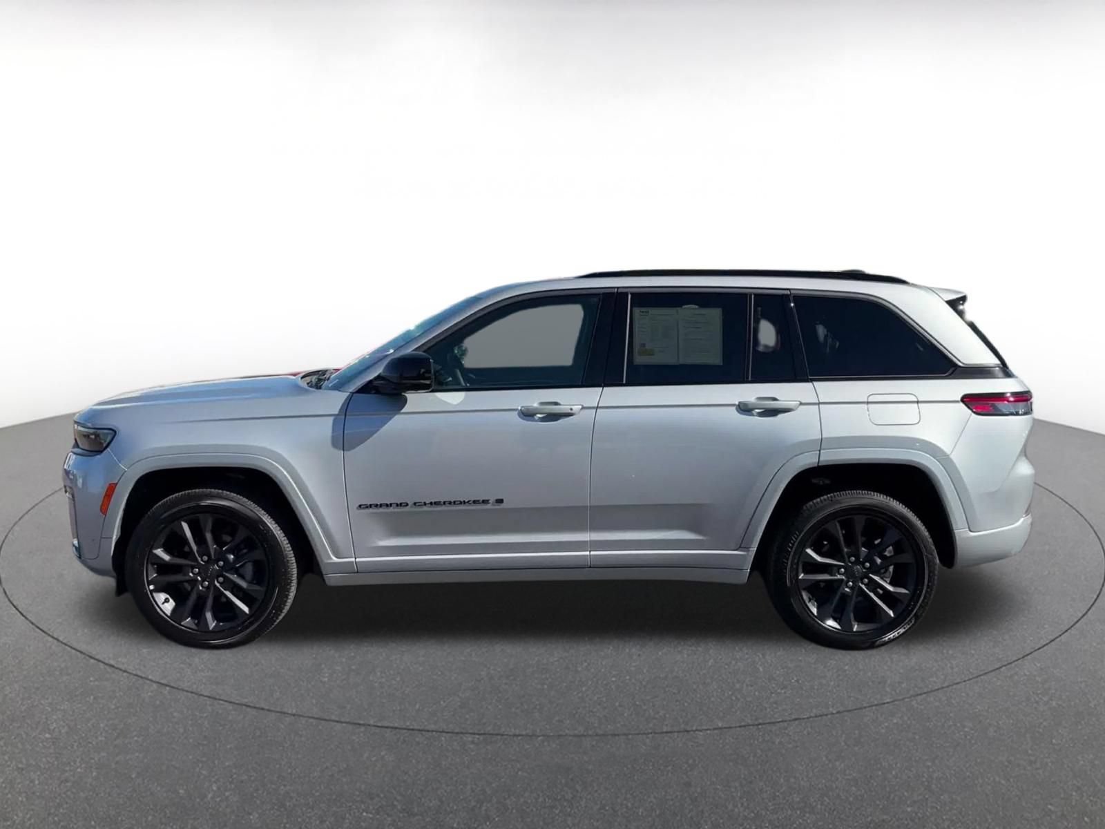 Used 2026 Jeep Grand Cherokee Limited AWD/4WD image 8