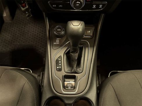 Used 2019 Jeep Cherokee Latitude w/ Cold Weather Group image 31