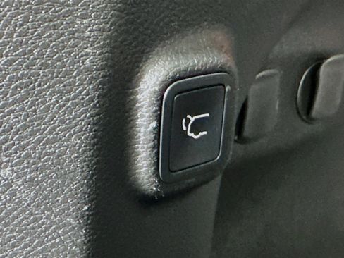 Used 2019 Jeep Cherokee Limited image 30