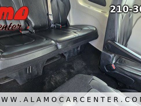 Used 2017 Chrysler Pacifica Touring-L FWD image 23