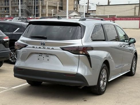 Used 2025 Toyota Sienna XLE FWD image 4