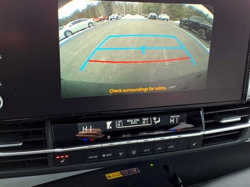 Used 2025 Toyota Sienna XLE image 19