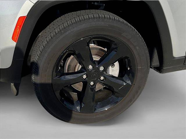 Used 2025 Jeep Grand Cherokee Altitude RWD image 13