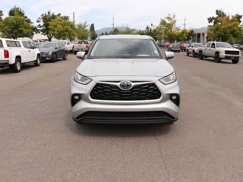 Used 2021 Toyota Highlander LE AWD/4WD image 2