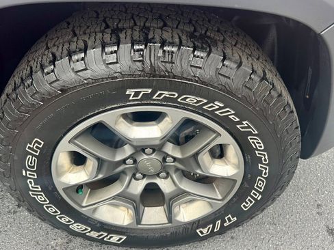 Used 2019 Jeep Cherokee Trailhawk w/ Cold Weather Group image 5