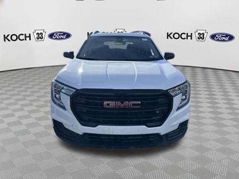 Used 2023 GMC Terrain SLE w/ Driver Convenience Package image 2