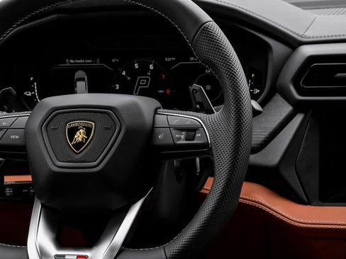 Used 2025 Lamborghini Urus Performante AWD/4WD image 17