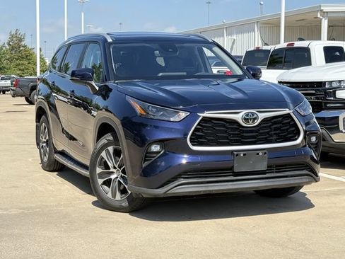 Used 2023 Toyota Highlander XLE FWD image 2