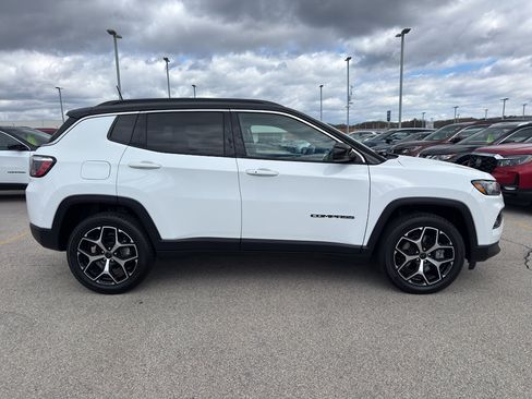 Used 2025 Jeep Compass Limited AWD/4WD image 4