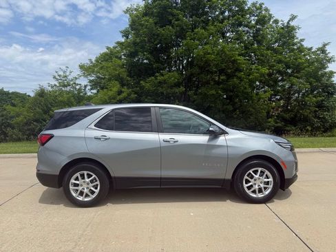 Used 2023 Chevrolet Equinox LT FWD image 2