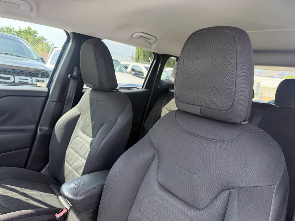 Used 2017 Jeep Renegade Altitude FWD image 20