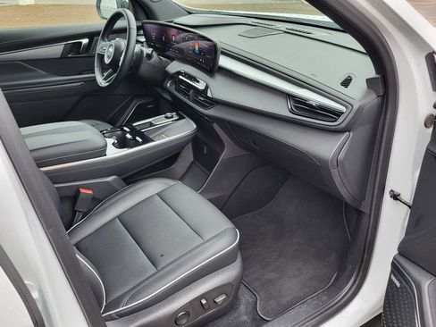 Certified 2025 Buick Enclave Preferred FWD image 9