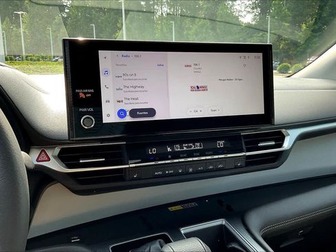 Used 2025 Toyota Sienna XLE FWD image 33