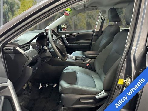 Used 2020 Toyota RAV4 LE AWD/4WD image 9