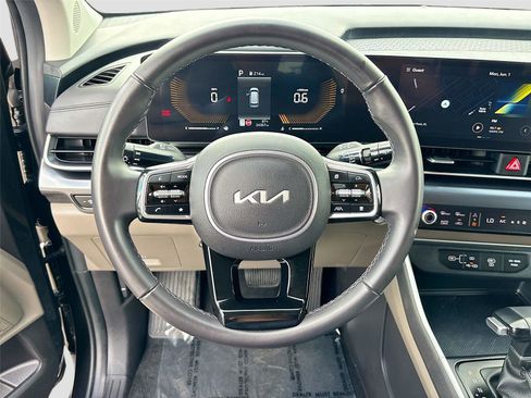 Used 2025 Kia Carnival FWD image 11