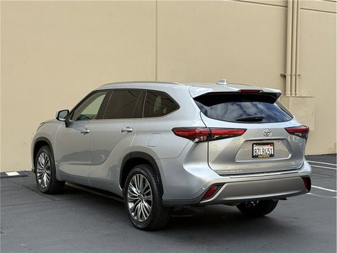 Used 2022 Toyota Highlander Platinum FWD image 4