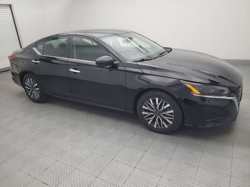Used 2023 Nissan Altima 2.5 SV FWD image 11