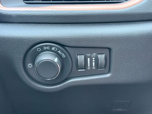 New 2027 Chrysler Pacifica Pinnacle w/ Theater Group FWD image 14