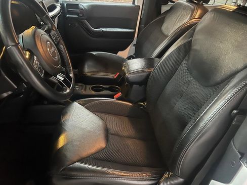 Used 2017 Jeep Wrangler Sahara image 16