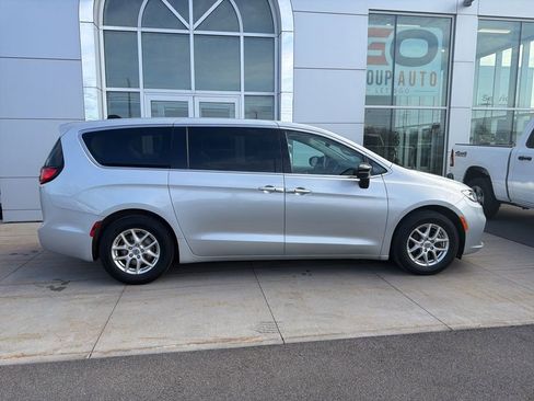 Used 2024 Chrysler Pacifica Touring-L FWD image 11