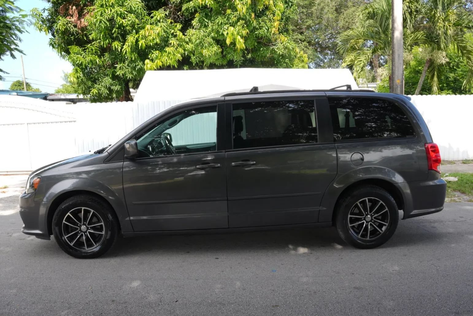 Used 2017 Dodge Grand Caravan GT FWD image 3