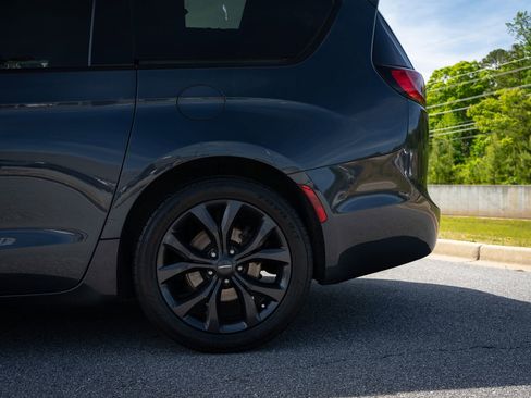 Used 2019 Chrysler Pacifica Limited w/ S Appearance Package FWD image 6