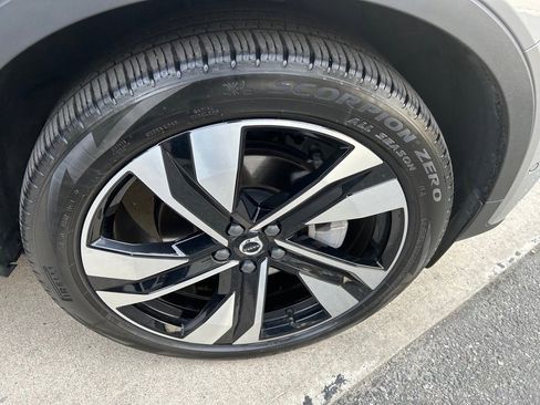 Certified 2025 Volvo XC40 B5 Plus image 10