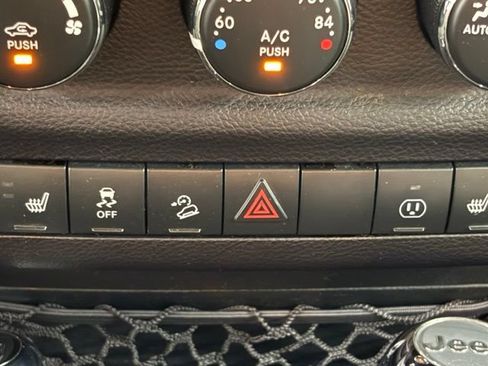 Used 2016 Jeep Wrangler Unlimited Sahara w/ Dual Top Group AWD/4WD image 28