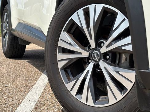 Used 2023 Nissan Rogue SV FWD image 2