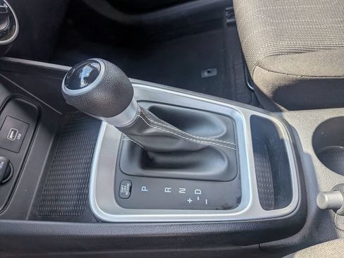 Used 2020 Hyundai Venue SE FWD image 14
