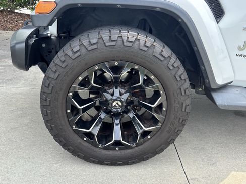 Used 2019 Jeep Wrangler Unlimited Sahara AWD/4WD image 13