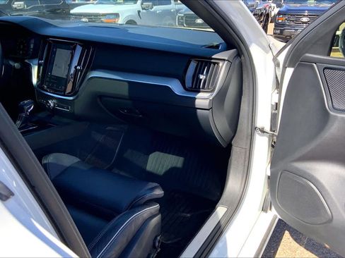 Used 2019 Volvo S60 T5 R-Design image 19