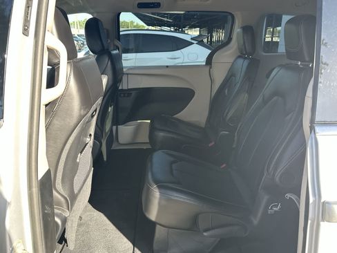 Used 2024 Chrysler Pacifica Touring-L FWD image 4