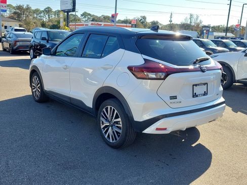 Used 2023 Nissan Kicks SV image 4