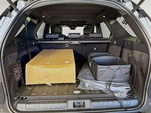 New 2026 Land Rover Discovery Dynamic SE image 28