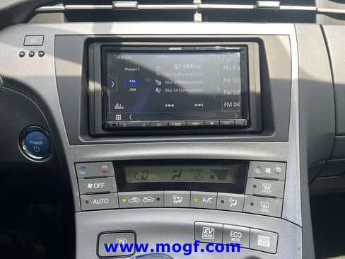 Used 2015 Toyota Prius Persona Series FWD image 8