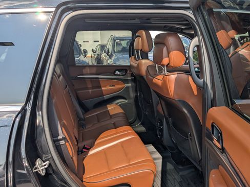 Used 2020 Jeep Grand Cherokee Overland AWD/4WD image 12