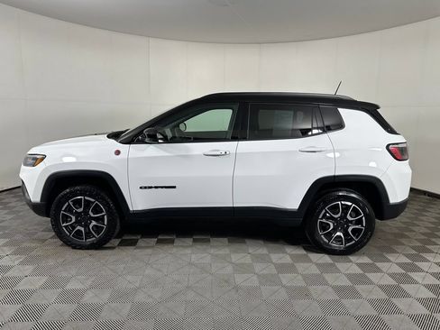 Used 2025 Jeep Compass Trailhawk AWD/4WD image 2