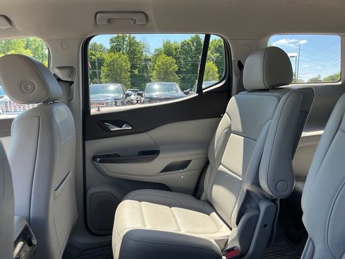 Used 2023 GMC Acadia SLT w/ Preferred Package FWD image 23