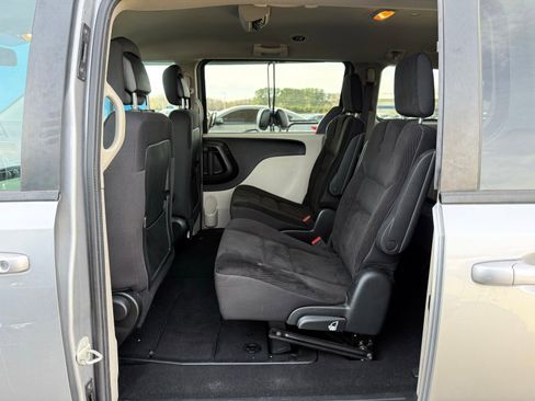 Used 2018 Dodge Grand Caravan SE w/ UConnect Hands-Free Group image 15