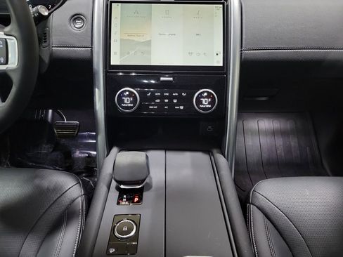 Certified 2024 Land Rover Discovery Dynamic SE image 26