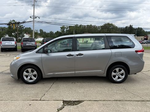 Used 2013 Toyota Sienna L w/ Towing Pkg FWD image 6