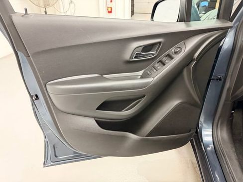 Certified 2022 Chevrolet Trax LT w/ LT Convenience Package image 21