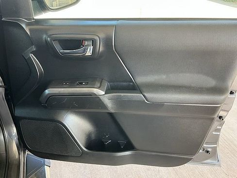 Used 2017 Toyota Tacoma TRD Sport w/ Premium & Technology Package RWD image 10
