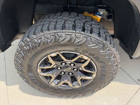 Used 2024 Chevrolet Colorado ZR2 w/ Technology Package AWD/4WD image 24