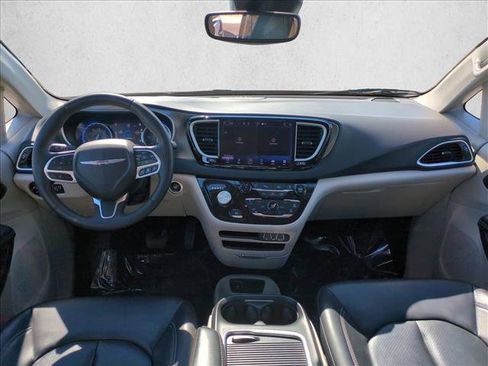 Used 2023 Chrysler Pacifica Touring-L image 16