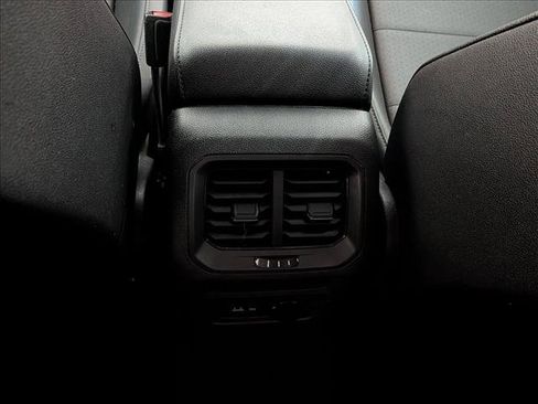 Used 2020 Volkswagen Tiguan SE FWD image 18
