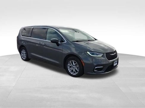 Used 2023 Chrysler Pacifica Touring-L FWD image 10