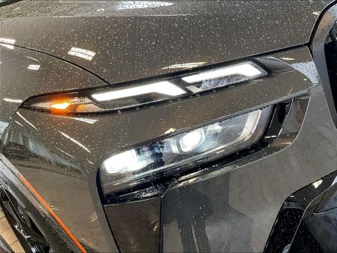 Used 2025 BMW X7 M60i image 32