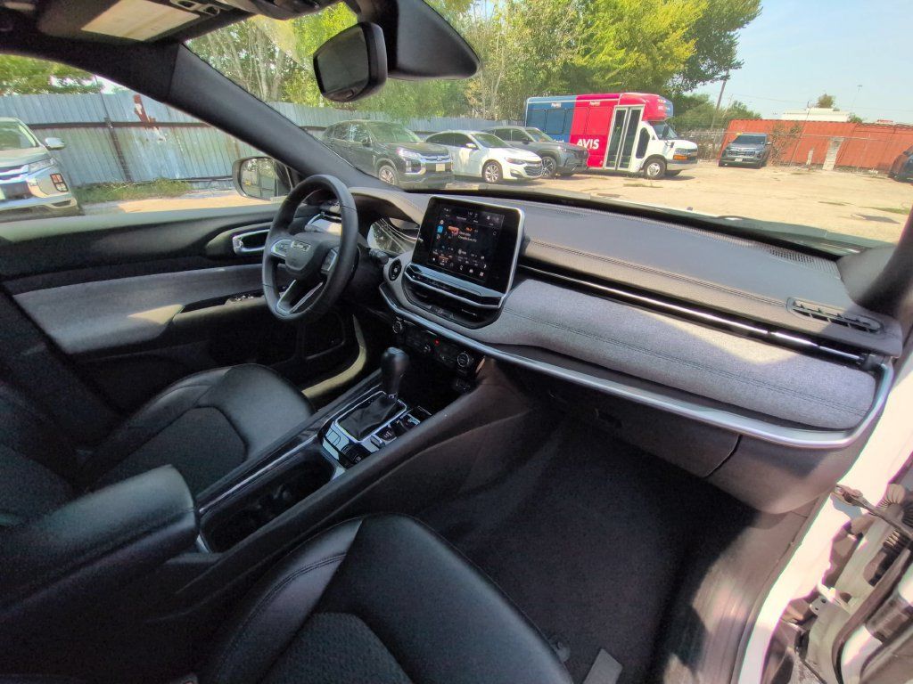 Used 2025 Jeep Compass Latitude w/ Sun & Sound Group AWD/4WD image 31